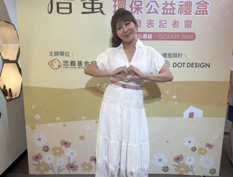 ▲佩甄（如圖）今日出席公益禮盒一日店長活動，提到上個月才和沈玉琳餐敘，他那時氣色很好，談笑風生，都沒覺得有任何狀況，之後她帶孩子到美國過暑假，才聽到沈玉琳重病住院的消息，馬上傳訊關心，現在則是問候但不要打擾到他靜養。（圖／記者蘇詠智攝）