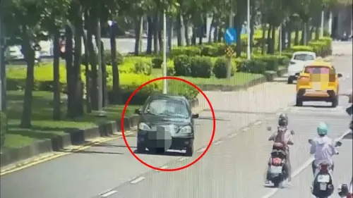 ▲高雄74歲比丘尼開車逆向行駛300公尺。（圖／翻攝畫面）