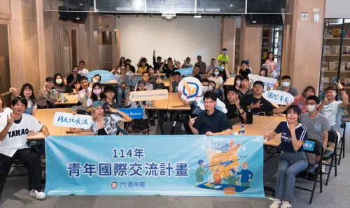 ▲青年局長林楷軒(第一排右二) YouTuber烙野孩、長板創作者「岱妤DY」及現場青年合影，象徵多元文化在高雄交流相會，也展現高雄青年國際能量。（圖／高市府青年局提供）