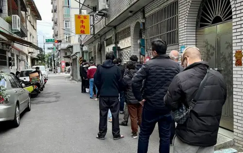 ▲蔡家牛肉麵營業日每天都大排長龍。（圖／翻攝蔡家牛肉麵Google 評論）