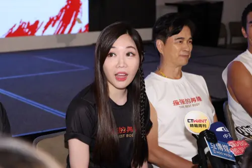 ▲知名主持人蔡尚樺日前被拍到與球星林秉聖一同返回住處，兩人的關係再度引發外界關注，面對媒體提問，蔡尚樺則以「好朋友」回答，並提及「萬事都有可能」。（圖／記者陳明安攝）