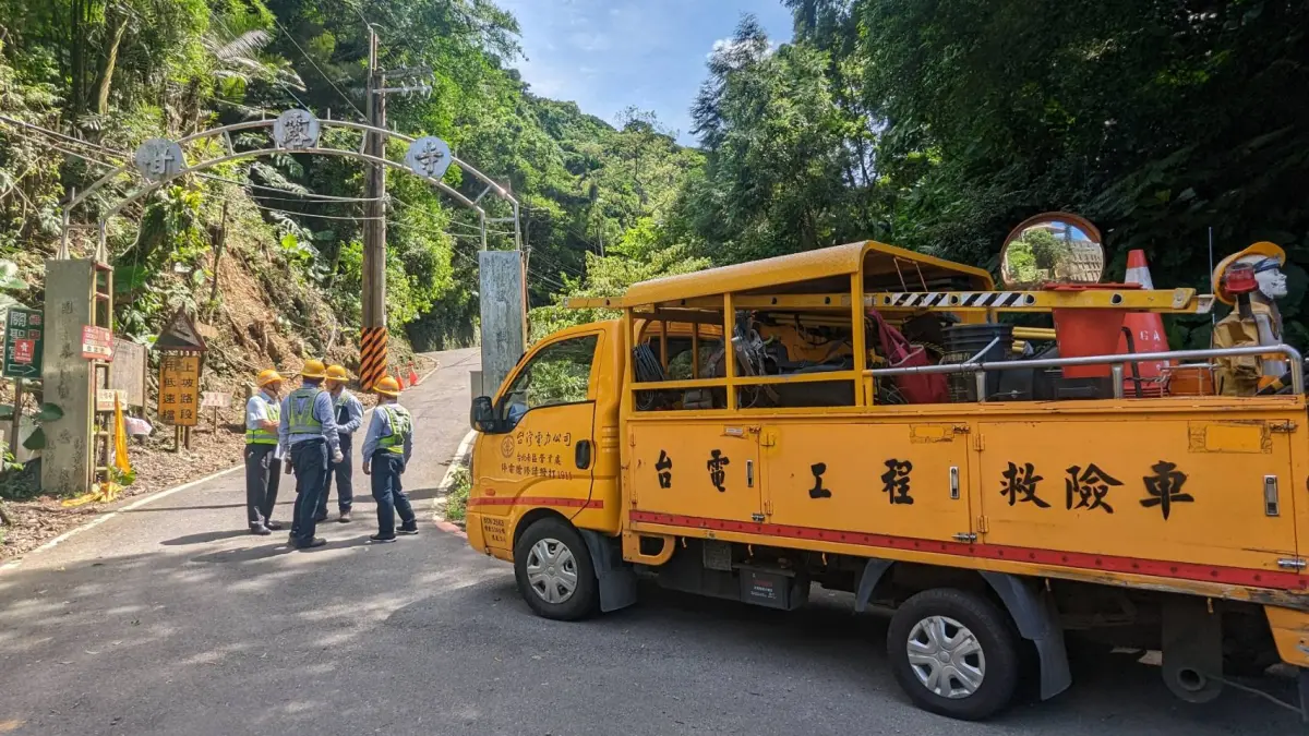 ▲楊柳颱風逐步進逼台灣，台電動員逾4000名搶修人力、備妥車輛與機具待命。（圖╱經濟部提供）