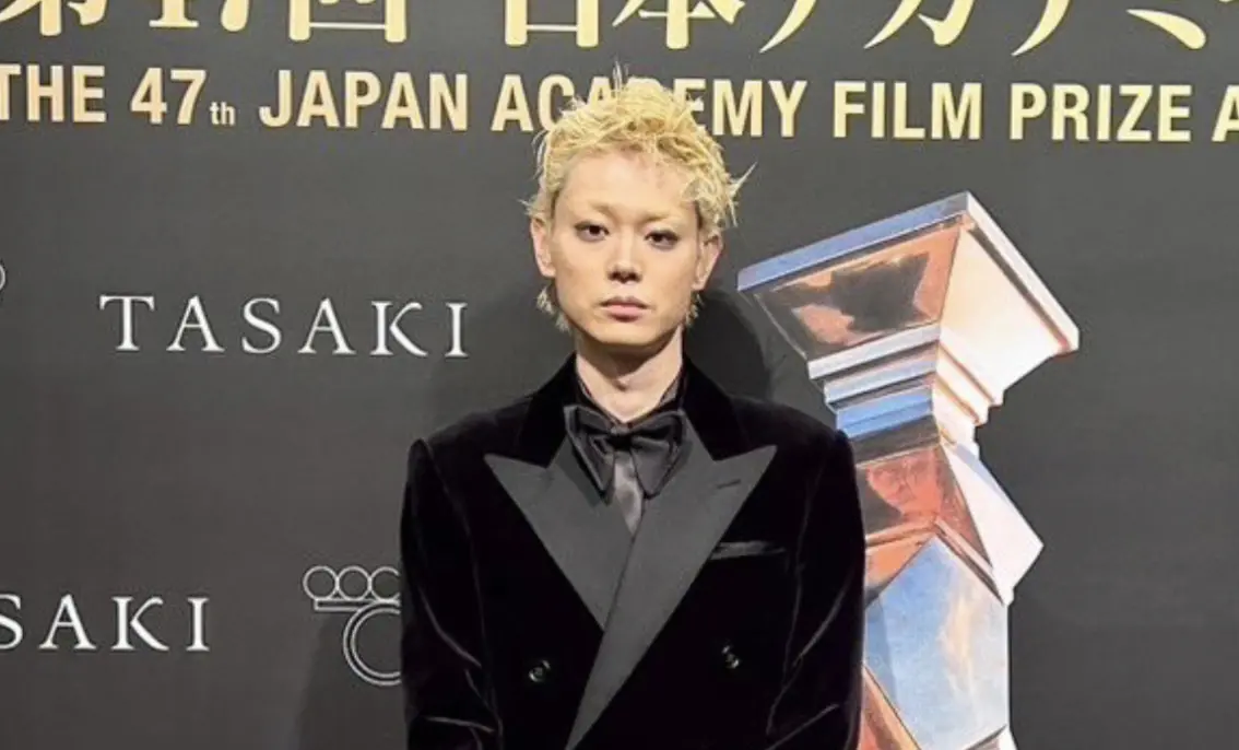 ▲日本男星菅田將暉在新劇《玻璃之心》中的金髮造型帥翻許多觀眾，然而去年他以金髮造型露面時曾被嘲「造型難以理解」，不過電視劇開播後評價瞬間翻轉。（圖／@sudaofficial X）