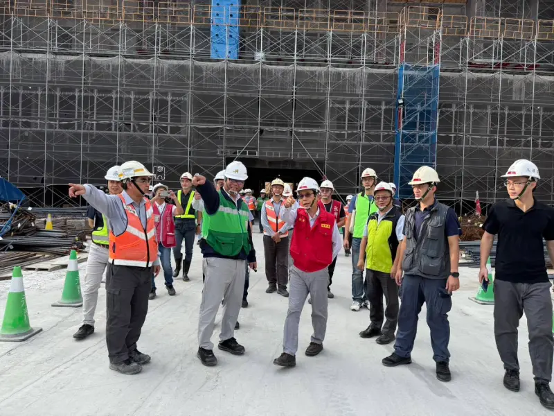 ▲楊柳颱風來襲，副市長林欽榮率隊巡視防颱整備。(圖／高市府提供)