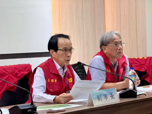 ▲市副市長林欽榮今天前往水情中心聽取簡報，掌握防颱整備。(圖／高市府提供)