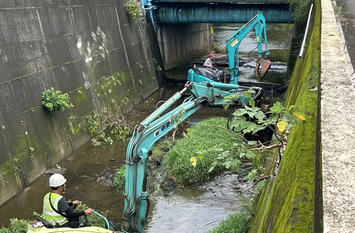 ▲颱風楊柳來襲，新竹市環保局加強易積淹水地區的側溝清淤，保持排水暢通。（圖／新竹市府提供）