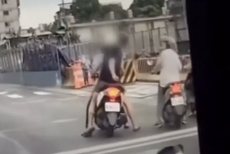 ▲新北騎士日前等紅燈時遭後座友人痛毆昏厥。（圖／翻攝畫面）