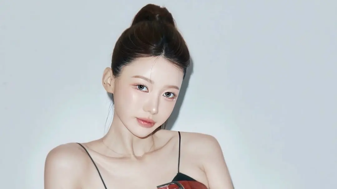 ▲富邦悍將韓籍啦啦隊女神李珠珢近期和南珉貞爆出「騎隊旗」爭議，如今事件持續延燒，粉絲曬出前輩李雅英（如圖）現場畫面，發現她緊急使眼色讓學妹們「罰跪道歉」，事後還搞笑暖場，被讚擁有超高情商。（圖／IG yyyoungggggg）