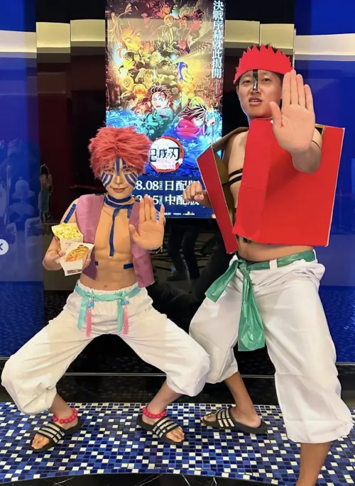 ▲妮妮（左）跟牛排（右）扮成猗窩座去看電影《鬼滅之刃 無限城篇》。（圖／妮妮IG@nini_food0822）