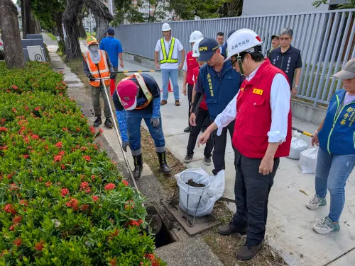 ▲陳其邁也關心道路側溝清疏作業，感謝清潔隊員在颱風前夕加強重點路段清疏，確保洩水孔與側溝暢通，降低短時強降雨對交通的影響。（圖／高市府提供）