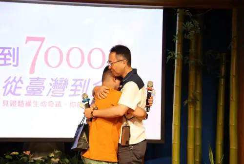 ▲骨髓受贈者阿福和捐贈者蔡先生相互擁抱。（圖／慈濟醫院提供）