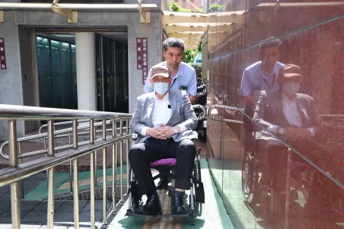 ▲威京集團主席沈慶京1億8千萬交保後坐輪椅出庭。（圖／記者葉政勳攝）