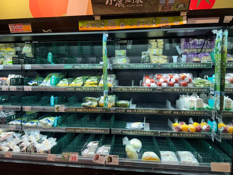 ▲楊柳颱風即將襲台，雖路徑往南偏，不過北台灣賣場仍現搶購潮，民眾擔心颱風過後菜價飆漲。（圖／記者鍾怡婷攝）