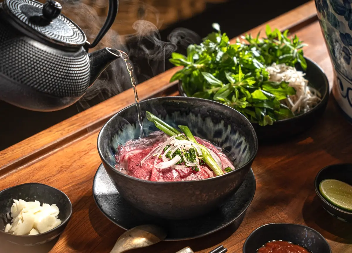 ▲台北晶華酒店即日起至9月30日，於一樓栢麗廳及azie推出「味遊富國島」越南美食嘉年華，菜色包含16小時慢燉製作出的和牛河粉等越式菜色。（圖／台北晶華提供）