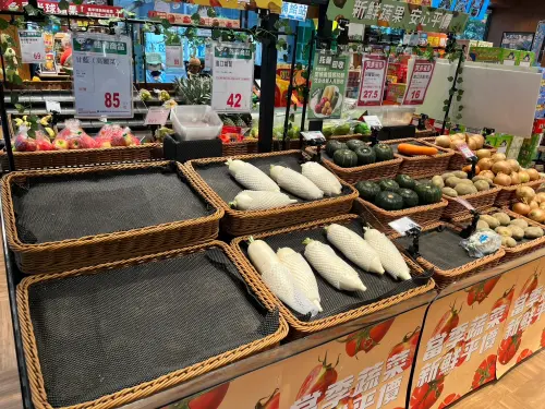 ▲▲蔬菜連日飆漲，不過民眾憂心楊柳颱風過境後菜價更上一層樓，賣場85元一顆的高麗菜也完售。（圖／民眾提供）