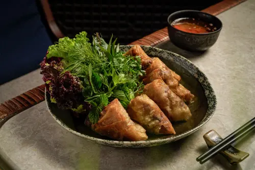 ▲富國島麗晶酒店的酥炸海鮮春捲，在台北晶華酒店也吃得到。（圖／台北晶華提供）