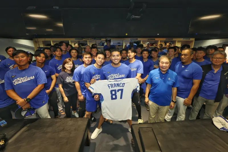 ▲富邦洋投富藍戈今日最後一天隨隊，與全隊進行合影。（圖／富邦悍將提供）