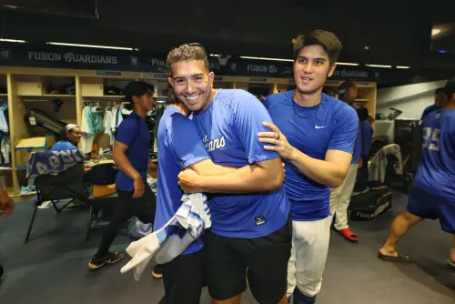 ▲富邦洋投富藍戈賽前與隊友進行告別。（圖／富邦悍將提供）