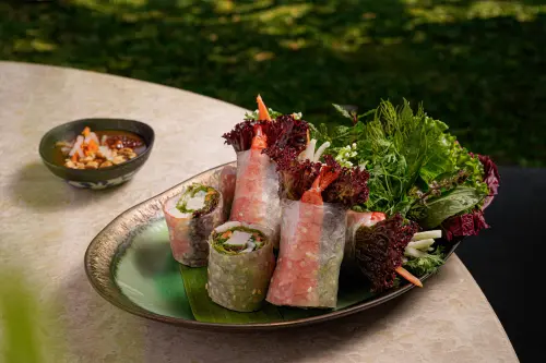 ▲富國島麗晶酒店的「Rice Market」之招牌菜「西貢生春捲」，此菜色曾被CNN評選為「世界50大最佳美食」之一。（圖／台北晶華提供）