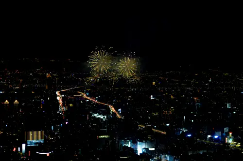 ▲Buffet餐廳「饗 A Joy」提到，若是天候佳時，有機會於晚餐時段欣賞大稻埕煙火與大台北閃爍燈火交織的燦爛夜景。（圖／饗賓集團提供）