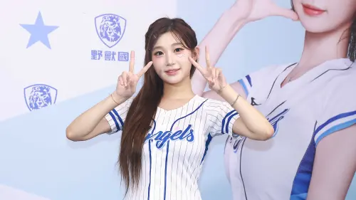 ▲李珠珢今（12）日一抵達台灣，就前往信義區參加一日店長活動，途中遭遇瘋狂粉絲單膝下跪求婚引騷動，她也坦言被小飛象公仔圈粉，更暖心叮嚀粉絲避雨，感謝粉絲們支持。（圖／記者葉政勳攝）