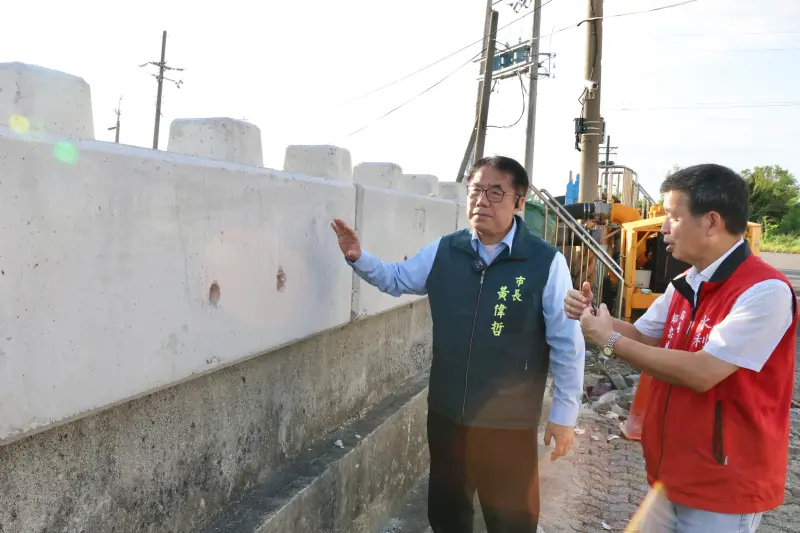 ▲楊柳颱風逼近台灣，市長黃偉哲傍晚前往七股區西寮社區，巡視防災整備情況。(圖／南市府提供)