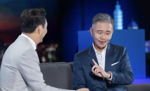 ▲聶雲（左）主持《The Taipei Tonight Show》第四季登場，邀王永慶之子王文祥（右）上節目。（圖／TaiwanPlus提供）