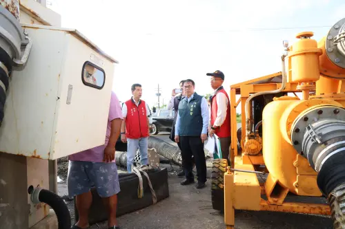 ▲針對社區內積水問題，黃偉哲認為，此次提前在西寮布設三台移動式抽水機，以防颱風造成停電時抽水作業中斷。(圖／南市府提供)