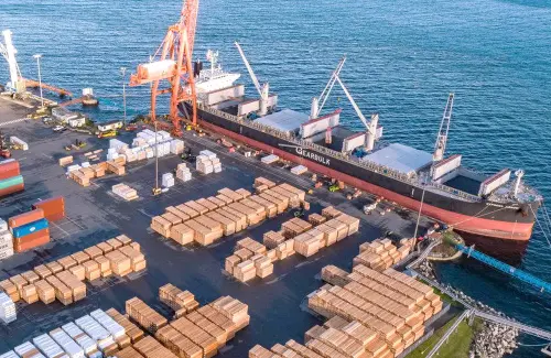 ▲高雄港與加拿大納奈莫港締結為姊妹港，由台灣港務公司總經理王錦榮(右2)與加拿大納奈莫港務局董事長Donna Hais(左2)互送紀念品。(圖／高雄港務分公司提供)