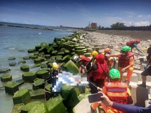 台南南區濱海路橋消波塊卡男浮屍　退潮後打撈上岸、死者身分曝光
