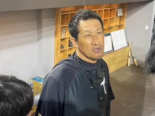 ▲台鋼雄鷹投手教練橫田久則，透露已經看過新科狀元郎韋宏亮投球，並以有趣來形容。（圖／記者林子翔攝）