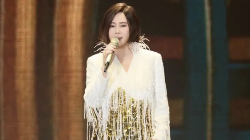 ▲江蕙（如圖）今（12）日於台北小巨蛋開唱，先前染上流感，嗓音受到影響，如今恢復完好，稍早開場大展清亮歌喉，（圖／寬宏藝術提供）