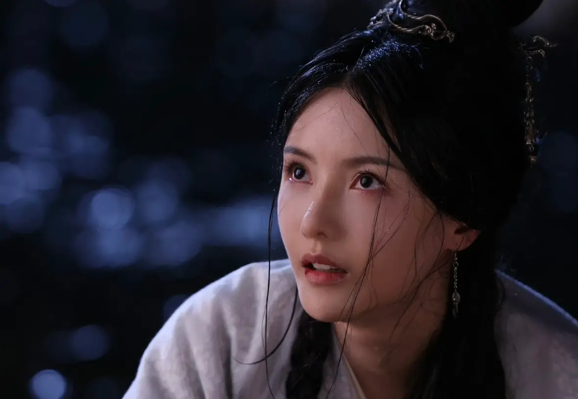 ▲大陸製片人、演員張芷溪（如圖）因新戲《獻魚》與趙露思經紀公司銀河酷娛發生合作糾紛，雙方針對出品方身份引發爭議。隨著《獻魚》定檔，海報中張芷溪旗下的奔兔影業並列出品方，似乎象徵和解達成。（圖／翻攝自張芷溪微博）