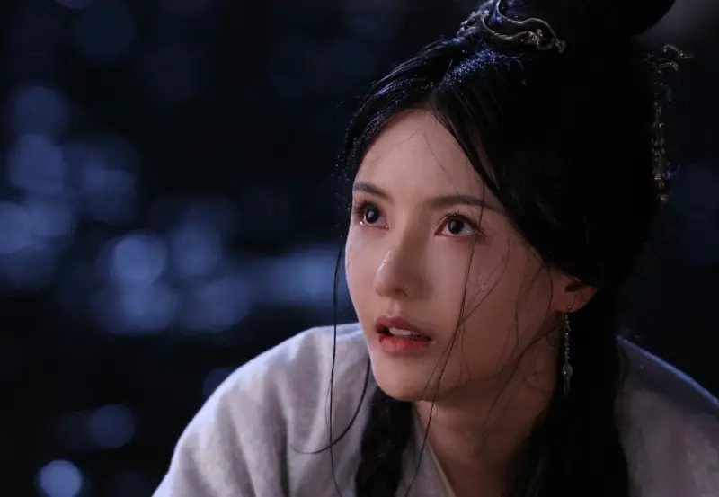 ▲大陸製片人、演員張芷溪（如圖）因新戲《獻魚》與趙露思經紀公司銀河酷娛發生合作糾紛，雙方針對出品方身份引發爭議。隨著《獻魚》定檔，海報中張芷溪旗下的奔兔影業並列出品方，似乎象徵和解達成。（圖／翻攝自張芷溪微博）