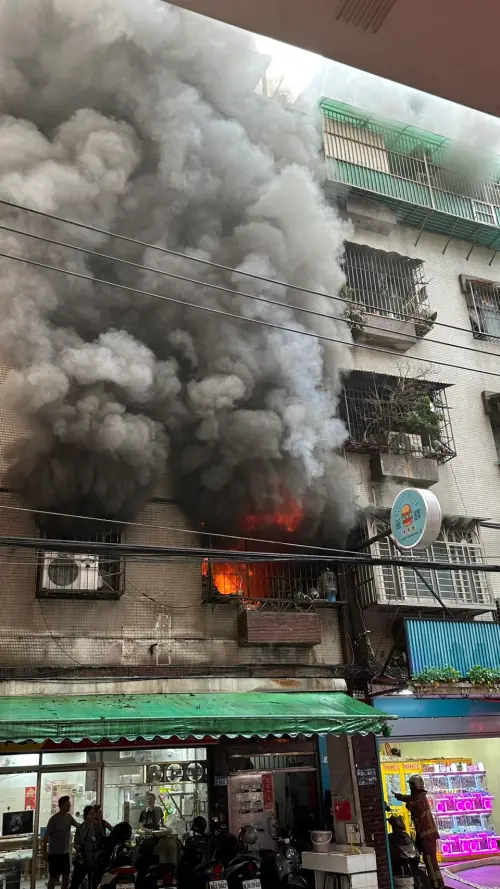 新北板橋民宅竄濃煙大火！派遣26車69人救援　疏散5住戶送醫
