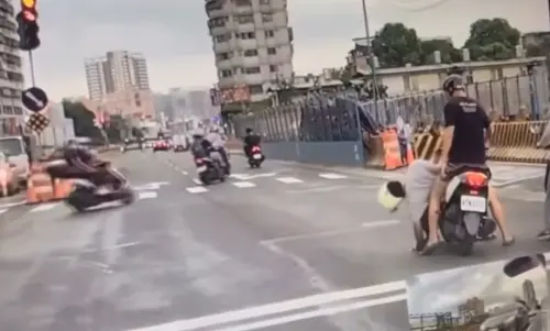 暴力畫面曝光！新北騎士遭黑衣男勒脖子、狂毆身體昏倒路中央
