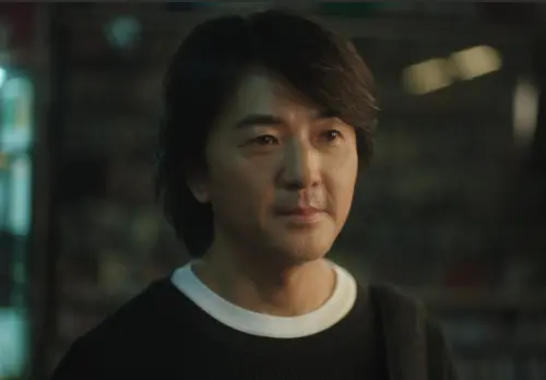 ▲鄭伊健（如圖）在《久別重逢》和小37歲的女偶像許恩怡因劇情被配成一對，大談跨越時空的奇幻戀情，許恩怡原本私下尊敬他叫他「叔叔」，後來改口叫「哥哥」。（圖／華映娛樂提供）