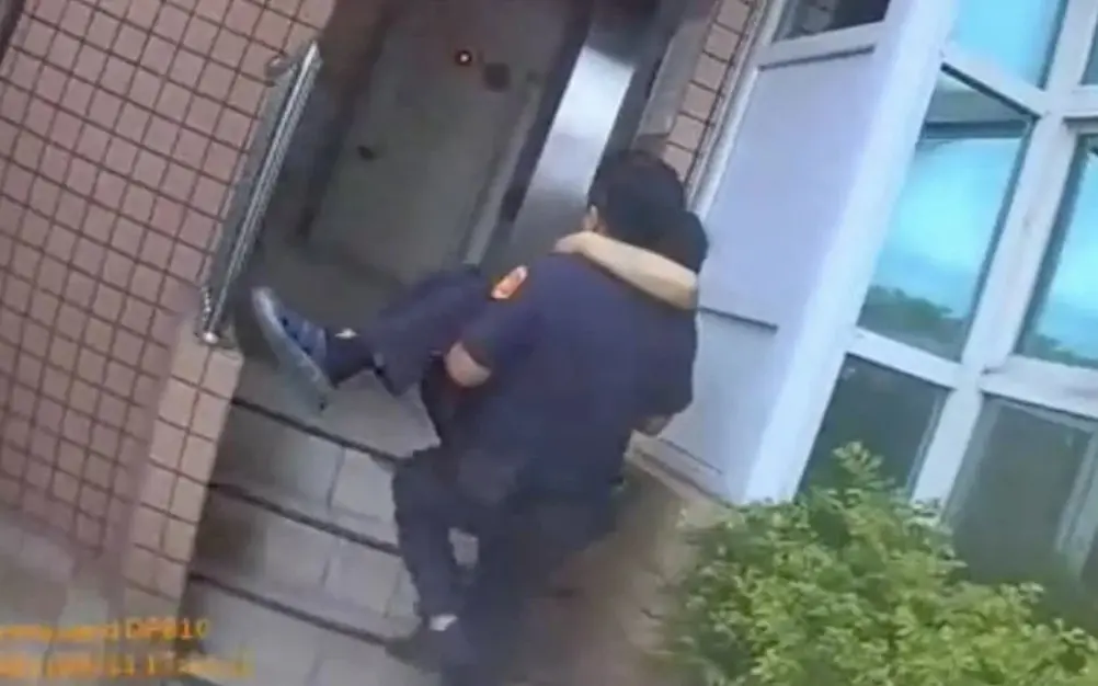 ▲林男因生病而不良於行，員警以「公主抱」方式將他抱回家，林男除了誇獎警員的好體力之外，也感謝警員「視民如親」的熱心行為。（圖／翻攝畫面）