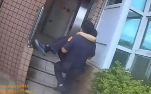 帥警秒脫防彈背心「公主抱」台中男爬6樓　超暖行徑原因曝光
