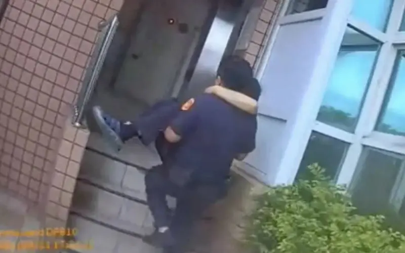 ▲林男因生病而不良於行，員警以「公主抱」方式將他抱回家，林男除了誇獎警員的好體力之外，也感謝警員「視民如親」的熱心行為。（圖／翻攝畫面）