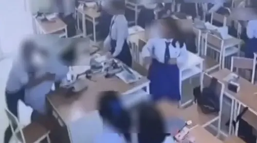 泰國校園驚傳暴力！高中生不滿數學分數　暴怒攻擊老師致多處重傷
