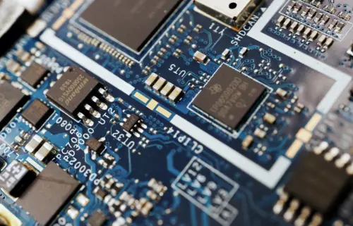 ▲AI投資火熱，供應商正將主力放在高頻寬記憶體（HBM）生產，相較之下，規模較小的電腦記憶體與SSD需求被擠壓。（圖／路透社／達志影像）