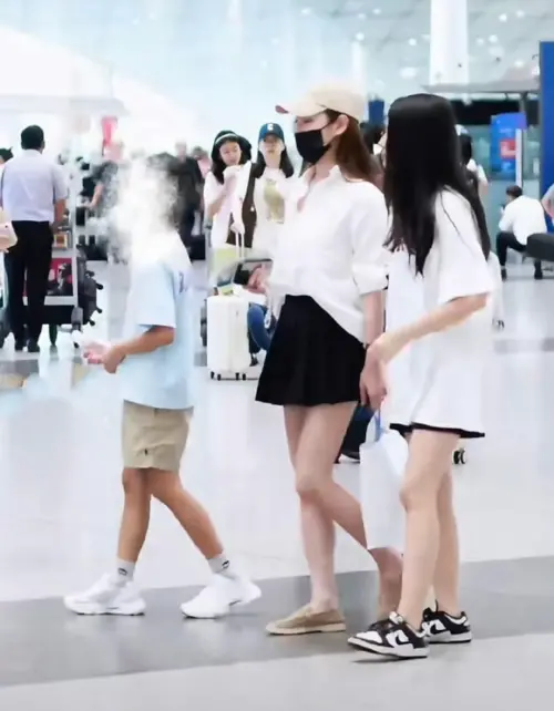 ▲小玥兒（右）披長髮、氣質出眾，與小箖箖（左）、Mand（中）一同在機場現身，畫面溫馨。（圖／翻攝自微博）