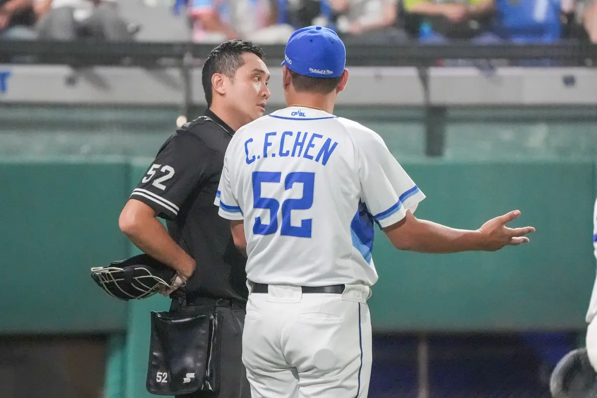 ▲富邦悍將總教練陳金鋒，今日在首局針對好球帶上場與裁判討論。（圖／富邦悍將提供）