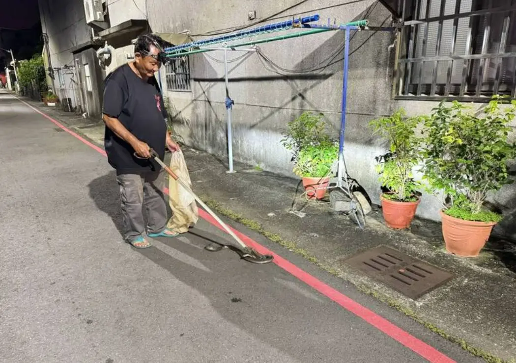 ▲高雄市小港區接連出現眼鏡蛇，當地里長在臉書示警，有眼鏡蛇闖進民宅，仍有2條是漏網之魚，居民晚上散步要小心。（圖／里長提供）
