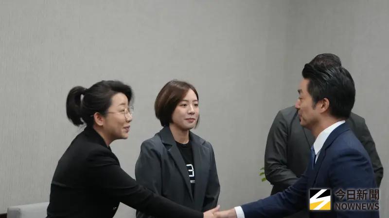 ▲民眾黨台北市議員「學姐」黃瀞瑩（中）今日與黨主席黃國昌、黨團成員拜會台北市長蔣萬安，下午傳出懷孕喜訊。（圖／記者呂炯昌攝，2025.08.12）