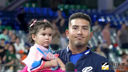 ▲富邦悍將洋投富藍戈賽後與全場球迷道別。（圖／記者陳云茹攝,2025.08.12）