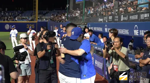 ▲富邦悍將洋投富藍戈賽後與李東洺擁抱。（圖／記者陳云茹攝,2025.08.12）