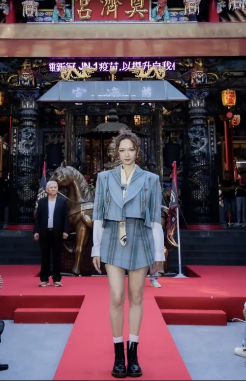 ▲張芷瑄（如圖）是《角頭—鬥陣欸》出品人，也是片中演員之一吳念軒交往中的女友，情侶攜手不會尷尬。（圖／曼尼娛樂提供）