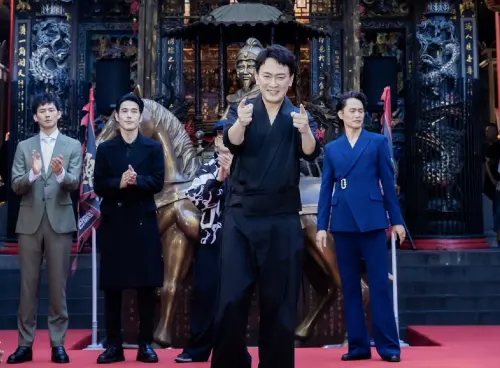 ▲王識賢（中）在，《角頭》系列扮演的仁哥人氣夯，許多影迷表示想投入他的旗下，他只好笑稱：「額滿了，不再收人。」（圖／曼尼娛樂提供）